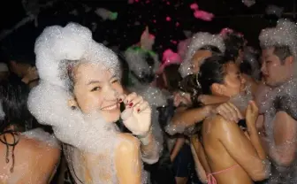出会いが絶対条件! 泡にまみれて男女交流「泡コン」開催っ!