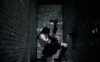 amazarashi「スピードと摩擦」MV解禁 狂気の女子高生と現代アートの融合