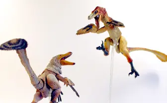 米クリエイターによる1/6の恐竜アクションフィギュア　羽毛や翼を再現、26の可動箇所