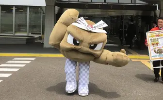 イシツブテが岩手応援ポケモンに 着ぐるみから足…あ、透過されてる!
