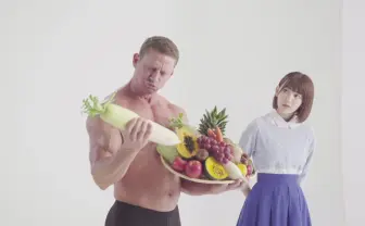 野菜をほおばる半裸のマッチョを見つめる宮脇咲良さんがシュール…!