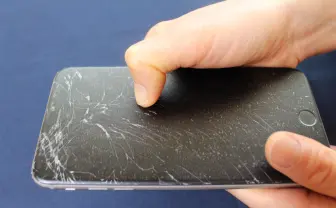 画面が割れても安全に使える！ 世界初「スマホの絆創膏」が登場