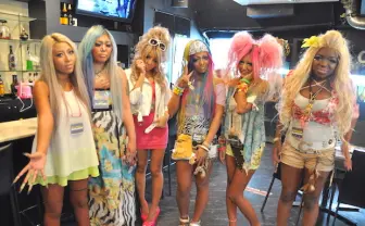 「絶滅危惧種だから逆に目立っていいかなって」 渋谷ガングロカフェの強め黒ギャルに迫る！