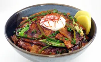 すた丼で大人気「厚切り豚の味噌すた丼」限定復活！ 豚汁サービスも