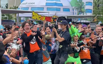 みんなで「かめはめ波!」ギネス記録達成 童心に帰る大人たち784人