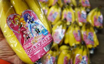 『プリキュア・バナナ』3種類が期間限定で販売中！　32種類のシールからキュアフォーチュンを探してみるよ！