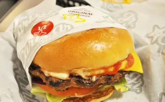 人気ハンバーガー「カールスジュニア」日本1号店レポ! 肉厚すぎるぜ…