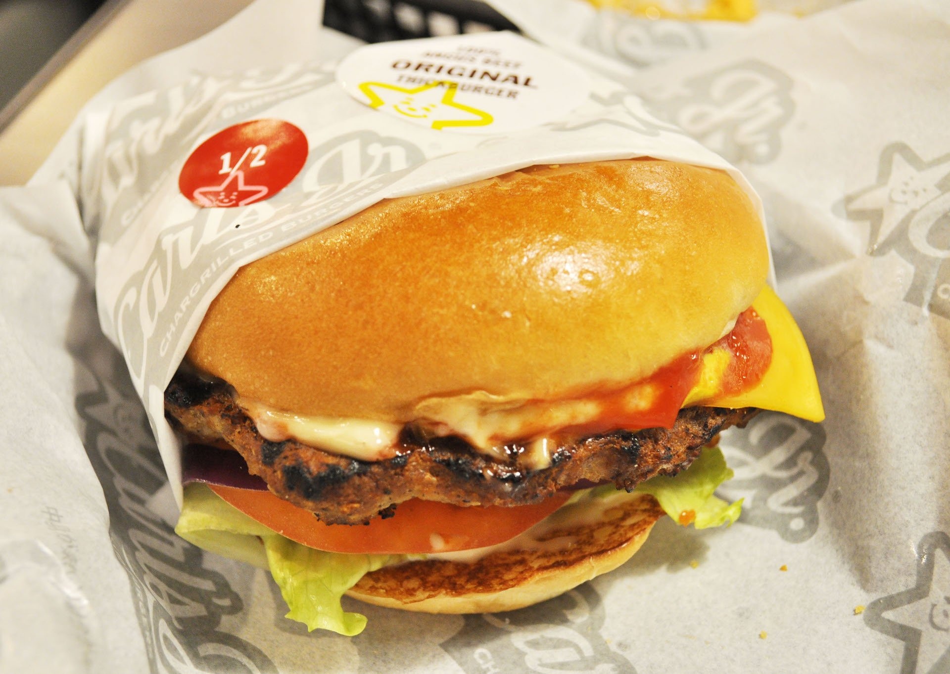 人気ハンバーガー「カールスジュニア」日本1号店レポ！ 肉厚すぎるぜ