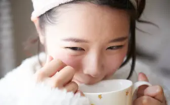 女子がコーヒーを冷ます仕草にキュン… Webサイト「ふぅふぅ」が至高