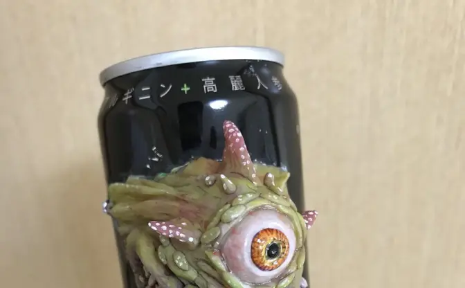 「モンスターエナジー」の爪痕の犯人？ 缶から現れたクリーチャーに大興奮