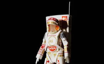カップヌードルの容器が宇宙飛行士に！ 胸のJASマークがもはやJAXA