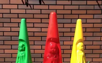 地蔵とコーンが融合！ 美術家による「地蔵コーン」がありがたさMAX