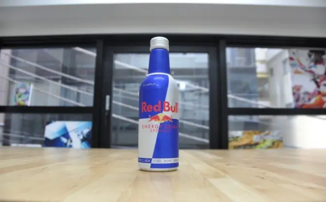 開閉できる翼が新登場！ レッドブル増量の330ml