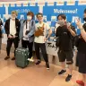 航空機トラブルに巻き込まれ苦笑いのマゴさんら魚群所属の面々／画像はマゴさんのX（旧：Twitter）より