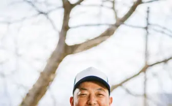 青森から皮イイ「りんごの皮マフラー」誕生　巻いてニッコリ、見てほっこり