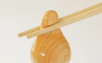 木なのにプルプル！ まさかの「木彫りの生卵」割れた殻のヒビもすごい