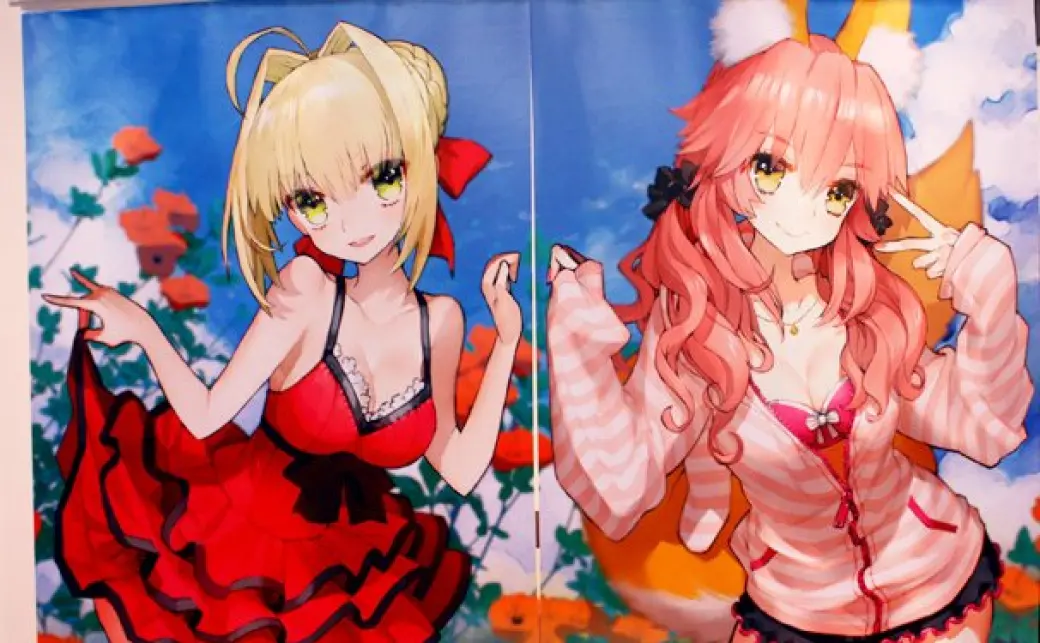 ワダアルコさんイラストによるタペストリー。左は丹下桜さん