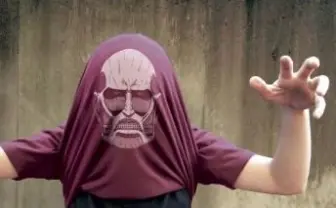 「進撃の巨人」60m級巨人になれるTシャツ登場　裾を裏返して・・・