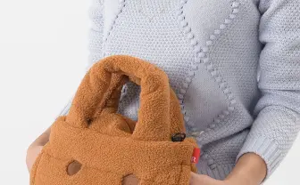 『よつばと！』ダンボーがモコモコのバッグに！ 手を入れると温まる