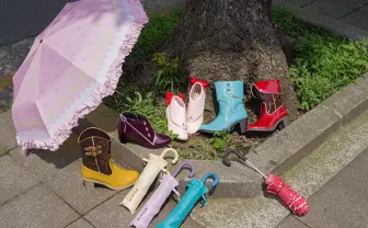 『まどマギ』のレインシューズと傘がポップで晴れやか　ソウルジェムも輝く