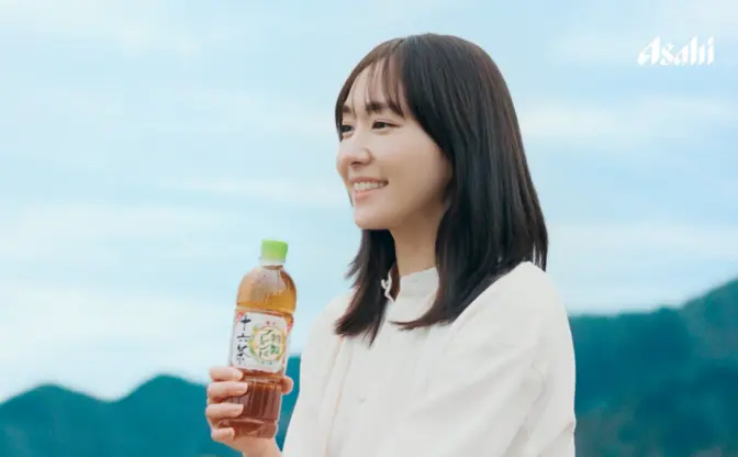 新垣結衣「十六茶」初代CMキャラ小林聡美と共演　30周年新TVCMに出演
