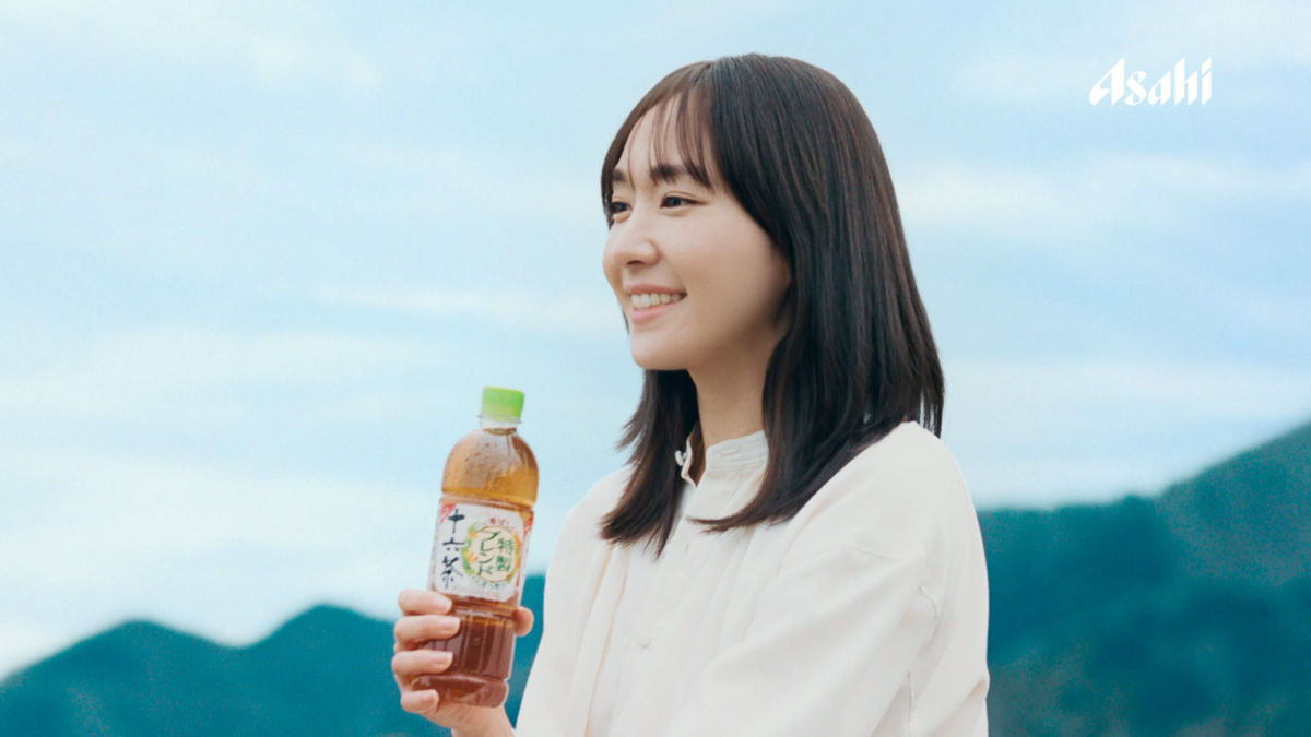 新垣結衣「十六茶」初代CMキャラ小林聡美と共演 30周年新TVCMに