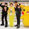 『ポケモンカードゲーム』20周年アニバーサリー記者会見（左から）イマクニ?さん、小林幸子さん、レイモンドさん、ピカチュウ