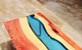 青色が映えまくるリバーテーブルが素敵　制作者に聞いたこだわりポイント