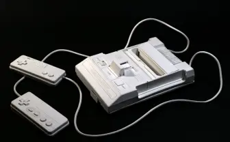 このファミコン、紙です！ 美術作家 小坂学が4ヶ月かけてつくった万感の名機