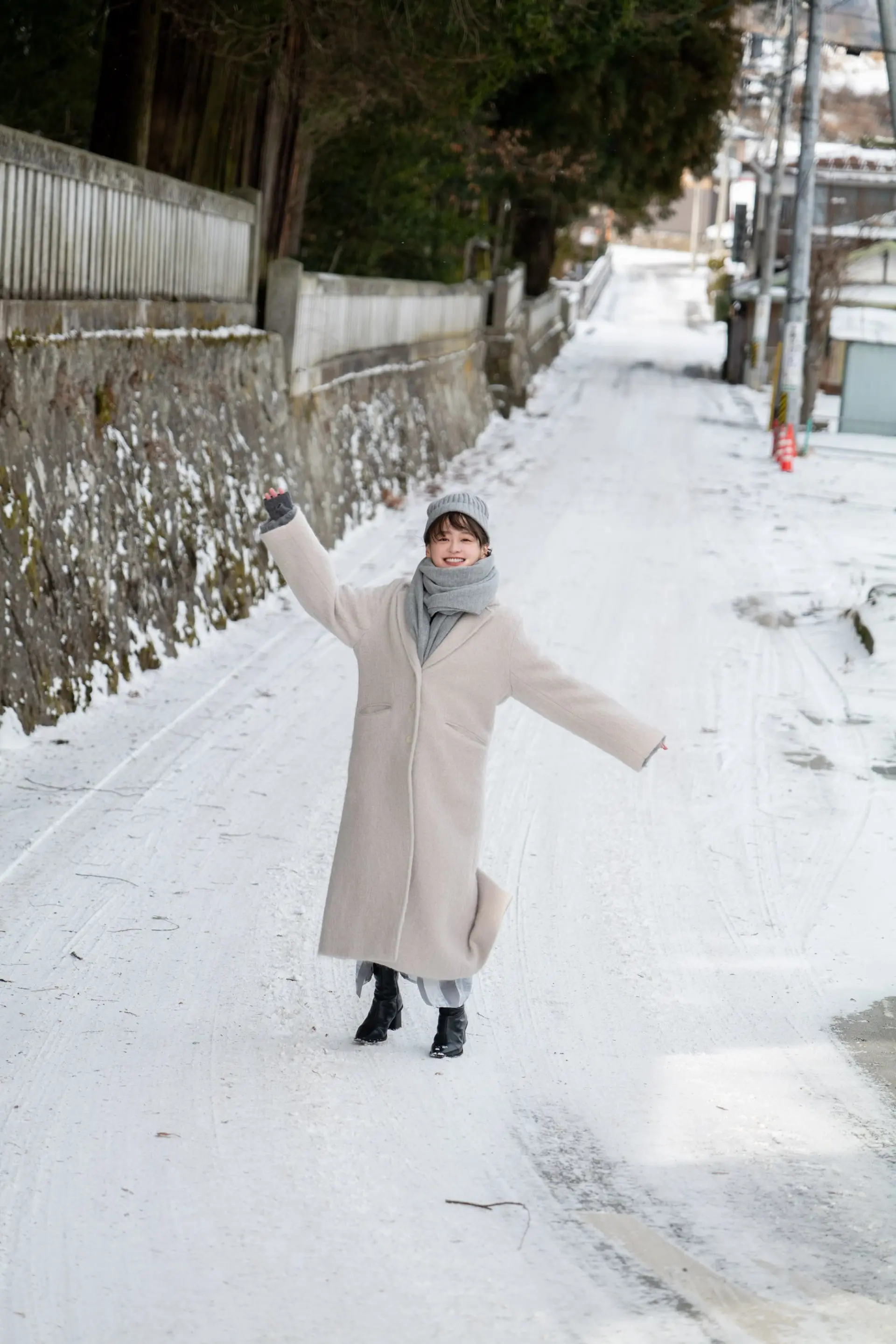 日向坂46影山優佳、写真集から雪道の先行カット「観光を楽しんでいるような私が満載」
