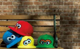 NEW ERA×セサミストリート　エルモたちがもこもこキャップに！