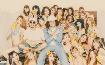 ZEN-LA×鎮座×サ上と30人の水着ギャル　レッドブルに楽曲提供