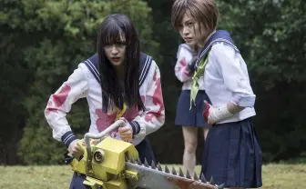 あの童顔巨乳 浅川梨奈が鬼の形相でチェーンソーを振り回す！ 衝撃ビジュアル