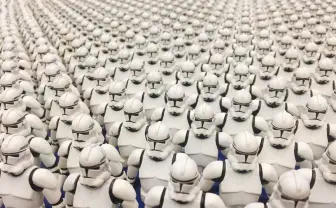 圧倒的トルーパー 『スター・ウォーズ』のボトルキャップ1650個が迫ってくる!