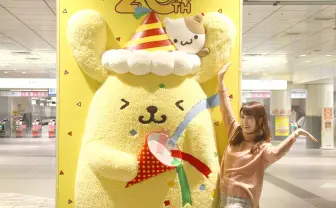 ポムポムプリン巨大ぬいぐるみが渋谷に！ 今度は「なでなでプリン」