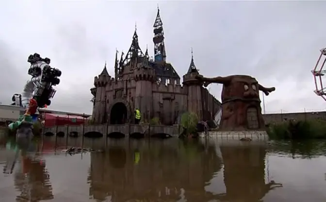 バンクシーが痛烈に社会風刺！ 謎のテーマパーク「Dismaland」オープン