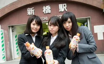 体当たり企画！ 異色の就活アイドル「キチョハナカンシャ」は新橋の社会人を癒せるのか？