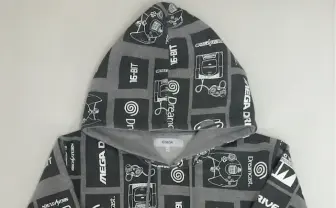 しまむら×セガの総柄パーカー　サターンやドリキャスを大胆プリント