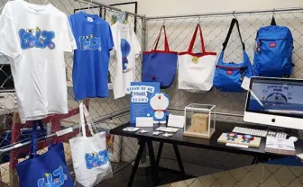 ビームスロゴが「ドラえもん」風に！ 映画公開記念アイテム登場