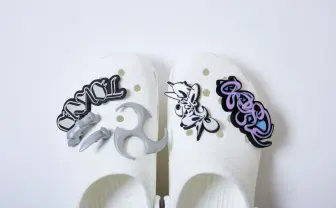 GUCCIMAZE×クロックス、90年代風グラフィティな「シビッツチャーム」