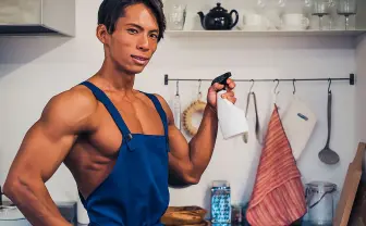 【写真】小林弁護士が魅せるハッカ油のチカラ　掃除の真髄をキレてる筋肉と共に