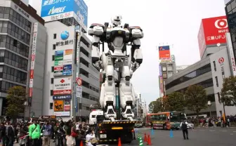 吉祥寺騒然！ 巨大イングラムと真野恵里菜がパレードに登場