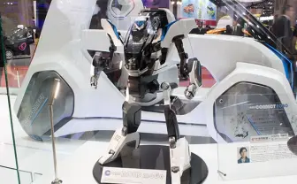 メカデザイナー 河森正治が語る実現可能なロボットとは？ 東京モーターショーで展示