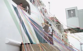 家族のために旅立つ少年　仲間たちが渡した「頑張れ」と「ありがとう」の特別な形