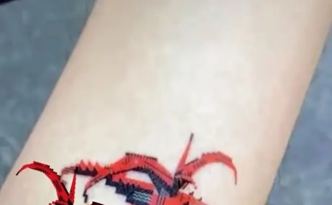 視える人にしか視えない「ARタトゥー」 デザインが浮かぶポップなシール