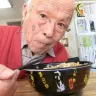 お持ち帰りした「すた丼」を食べる水木しげるさん