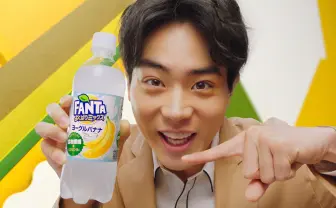 菅田将暉、カッチリとジャケットを着こなしバナナについて街頭演説！