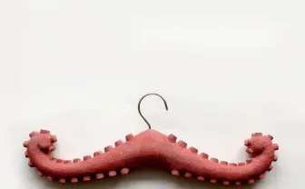 リアルすぎるタコ足ハンガー＆フック　伝統技術が活きる漆塗りの逸品