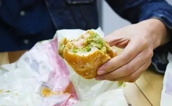 激ウマと話題のアボカドバーガーを、マクドナルド評論家の編集長が食べてみた