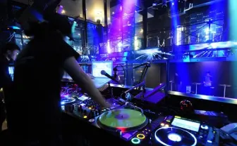 前代未聞の神社ギグ!?　野外レイヴパーティで光と音を奉納